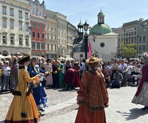 Polonez wiosenny na Rynku Głównym w Krakowie