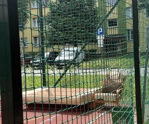 Libacje na kanapie na boisku szkolnym w Bielsku-Białej