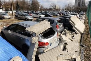 Wichura powaliła mur na zaparkowane samochody. 21 aut zniszczonych!