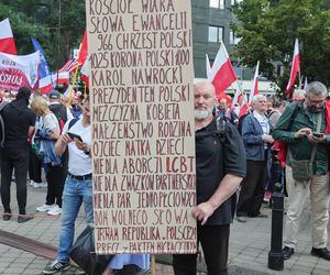 Banery na powitanie Nawrockiego 