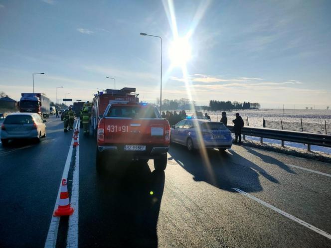 Potworne zderzenie autokaru z tirem. 12 osób rannych, na miejscu śmigłowiec 