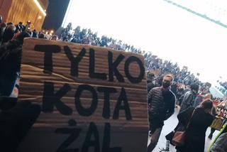Z Placu Litewskiego strajkujący przeszli pod Centrum Spotkania Kultur 
