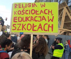 Większość Polaków za ograniczeniem religii w szkołach. Sondaż pokazał podziały
