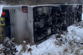 Wypadek autokaru w Bieszczadach. Poszkodowanych jest 18 osób 
