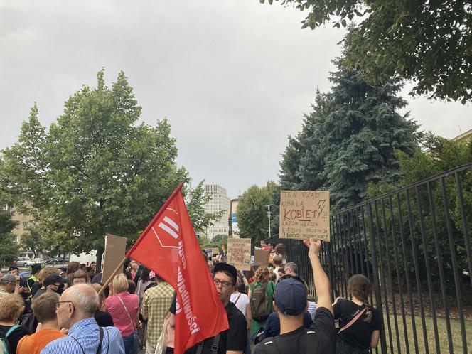 Manifestacja "Nigdy nie będziesz szła sama" w Warszawie. Strajk Kobiet pod Komendą Stołeczną Policji