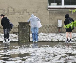 Nawałnica nad Gnieznem. Miasto zalały strumienie wody po ulewie i gradobiciu [ZDJĘCIA].