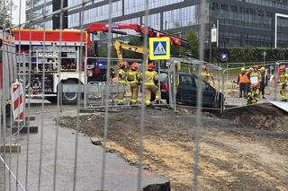 Kraków. Przez opady deszczu pod samochodem zapadła się jezdnia