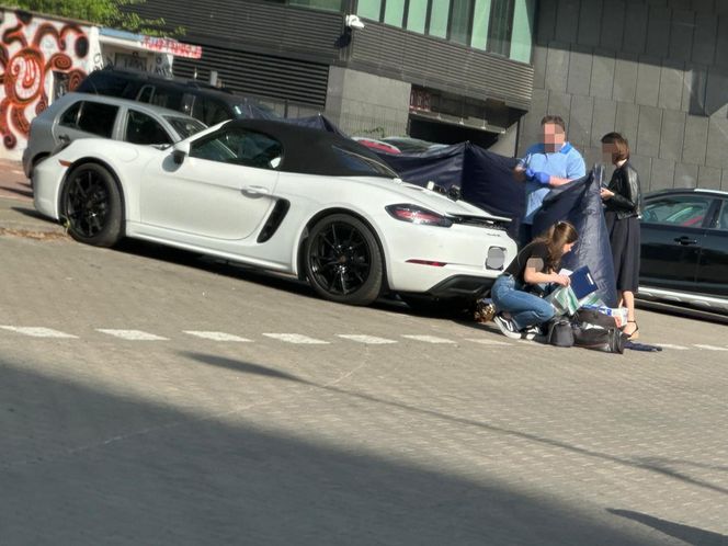  Makabra na Ochocie. Zwłoki w luksusowym białym Porsche. Na miejscu prokurator