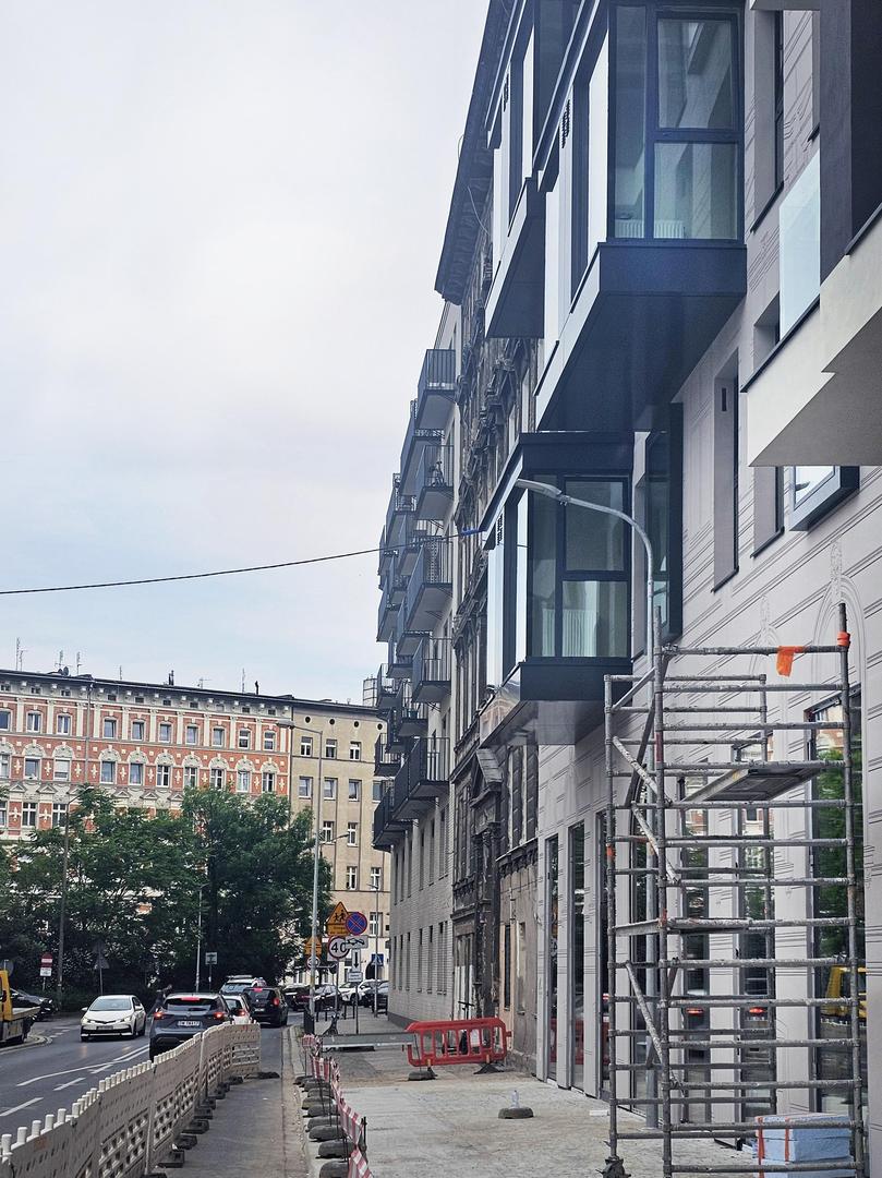 Nowa Kurkowa we Wrocławiu - zdjęcia elewacji i wnętrz budynku w trakcie prac wykończeniowych