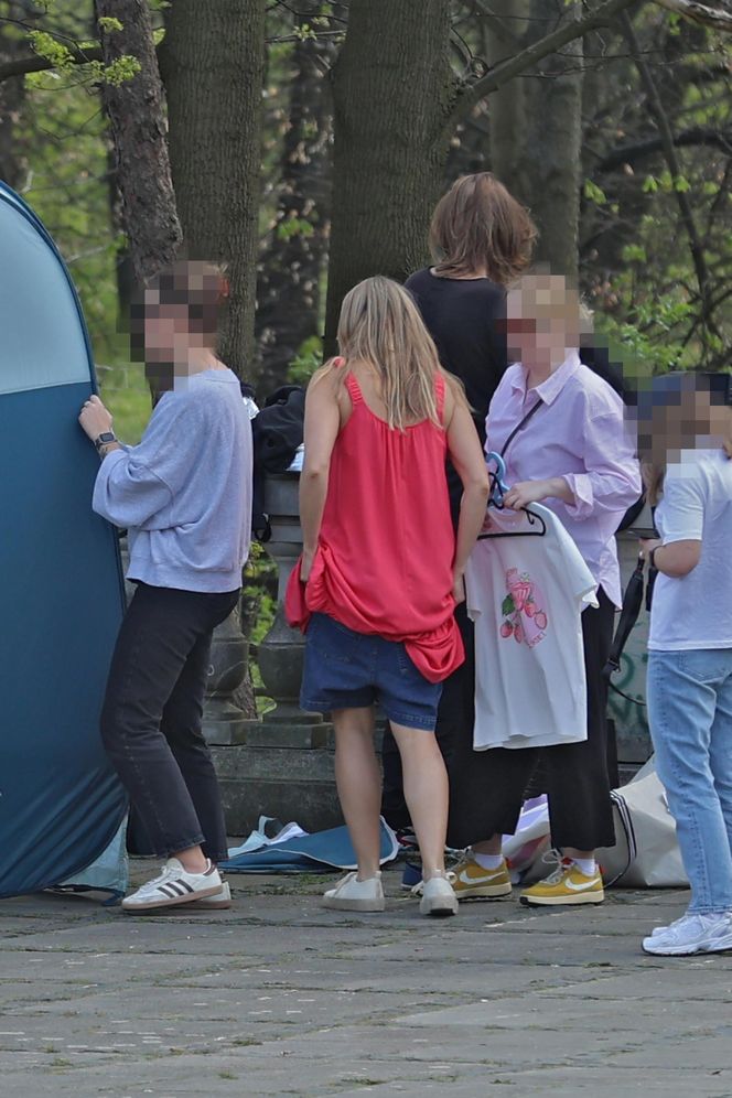 Małgorzata Socha przebiera się w parku