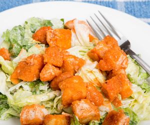 Sycąca sałatka z lekkim kopem. Maksimum smaku, który zachwyca