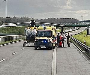 Strażak ciężko ranny w wypadku w pobliżu Ustronia Morskiego! Wyszedł z auta, by pomóc kobiecie [ZDJĘCIA].