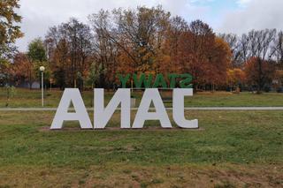 Łódź. Napis Stawy Jana czytany od tyłu obiegł internet...