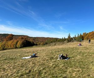 Małopolskie pasmo górskie zachwyca jesiennym pięknem. Ukryta perełka z widokiem na tatry 