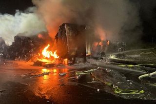 Zderzenie dwóch ciężarówek na A1. Pojazdy zapaliły się, trzy osoby trafiły do szpitala