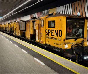 Specjalny pociąg w tunelach metra w Warszawie. Nie zabiera pasażerów, ma ważne zadanie