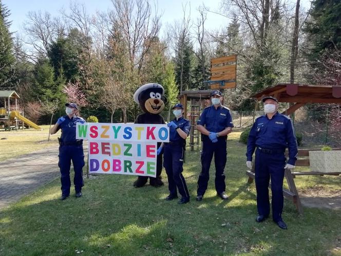 Miś - policjant odwiedził w Święta chore dzieci