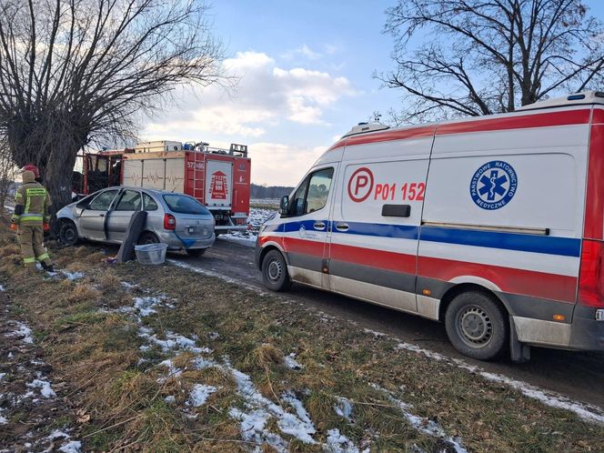 Tragiczny finał wypadku w powiecie rawickim. Nie żyje 39-latek, który uderzył samochodem w drzewo