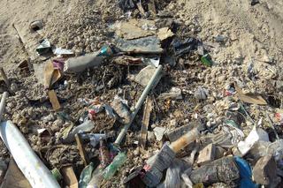 śmieci na terenie wyrobiska w Olszewicach