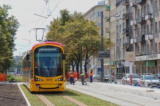 Warszawa. Tramwaje jadą po zielonych torowiskach z rozchodnikiem. Gdzie w stolicy są zielone tory tramwajowe?