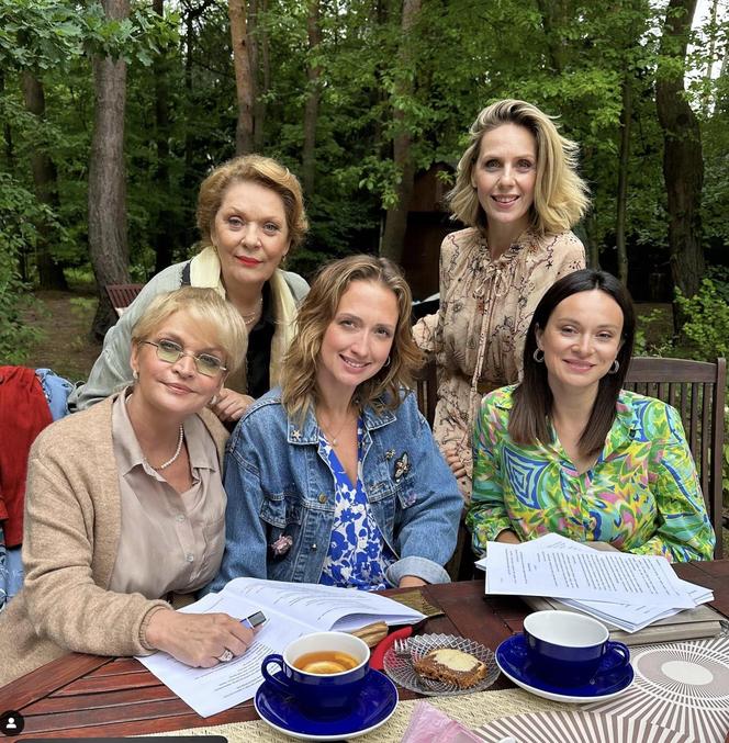 Barwy szczęścia nowy sezon na planie. Małgorzata (Adrianna Biedrzyńska), Asia (Anna Gzyra), Malwina (Joanna Gleń), Natalia (Maria Dejmek), Józefina (Elżbieta Jarosik)