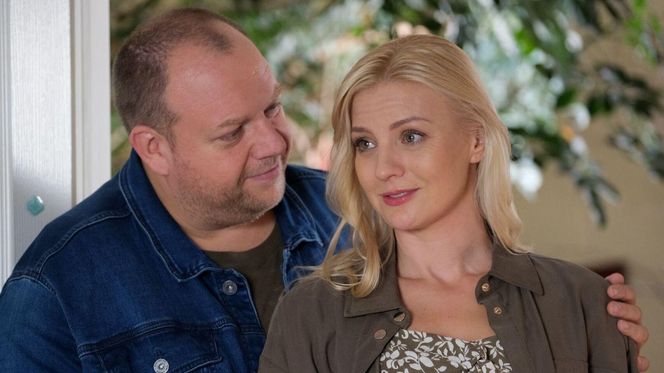 M jak miłość, odcinek 1843. Tadeusz (Bartłomiej Nowosielski), Jagoda (Katarzyna Kołeczek)