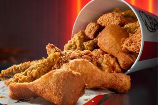Wtorkowy Kubełek KFC znów dostępny. Kultowe produkty w specjalnych cenach