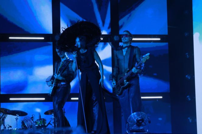 Michał Szpak tak się przejął na scenie, że zgubił mikrofon! Na szczęście nie był sam