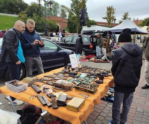 Wyjątkowe antyki ponownie zagościły na Placu Zamkowym w Lublinie. Tak wygląda wrześniowa Lubelska  Giełda Staroci [GALERIA]