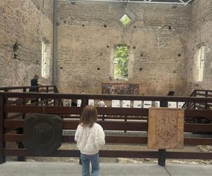 Patryk Jaki na zamku z rodziną