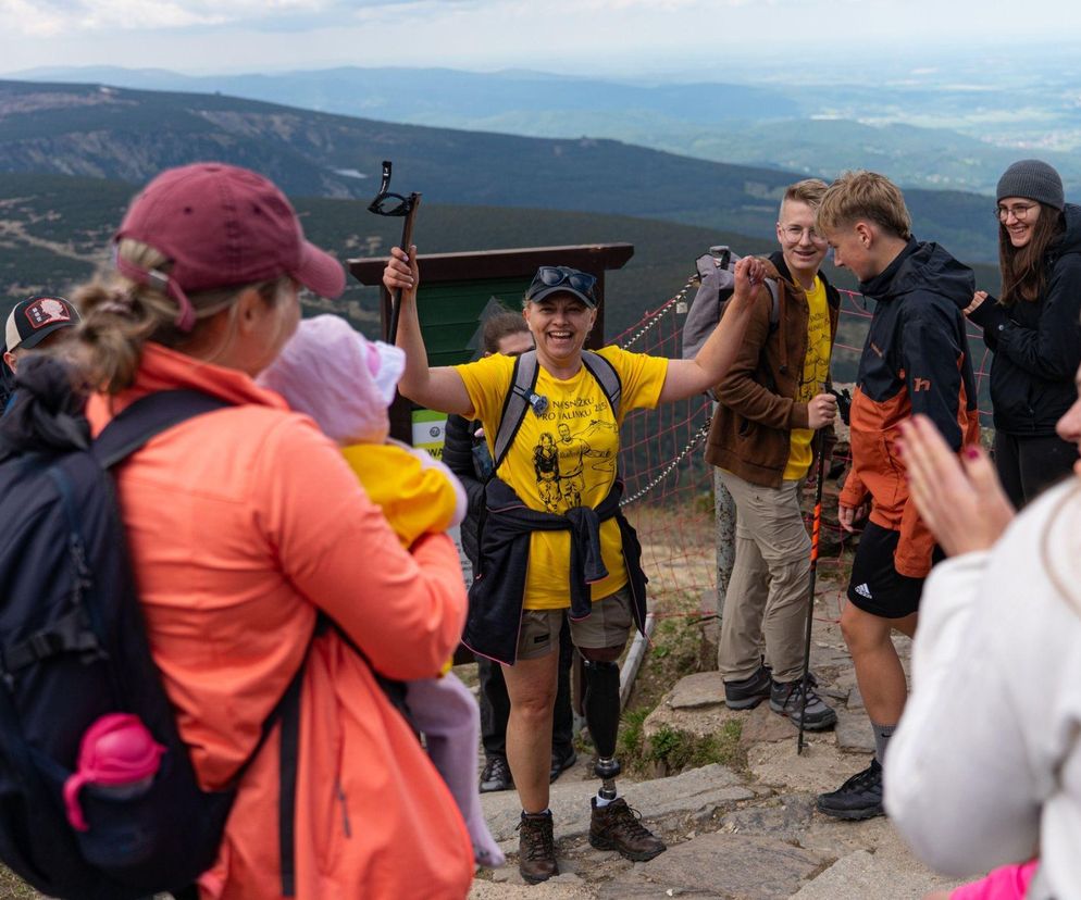 40 osób po amputacjach wspięło się na Śnieżkę. Wszystko dla 16-letniej tancerki