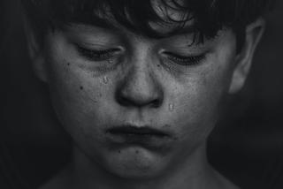 depresja smutny chłopiec