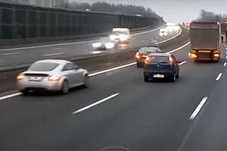 Groźne zdarzenie na autostradzie A4. Samochód zahaczył o audi i dachował 