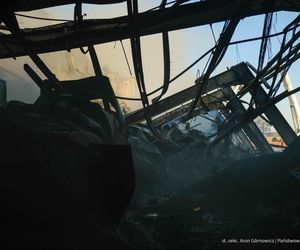  Kawle. Pożar zakładu przetwórstwa drobiowego. 120 strażaków walczy z żywiołem w czwartek, 14 sierpnia. Jeden z nich zaginął [ZDJĘCIA]