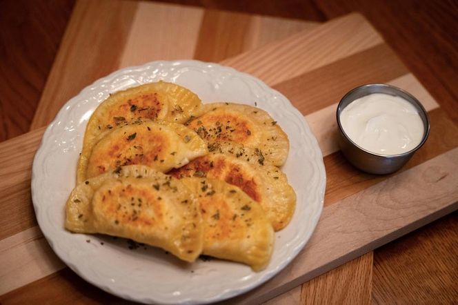Odkryj nowy wymiar pierogów. Pikantne warzywa w roli głównej robią robotę