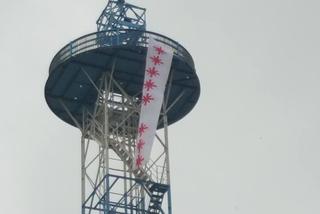 Katowice: Na wieży spadochronowej zawisł baner ***** ***. To jedno z haseł Strajku Kobiet [FOTO]