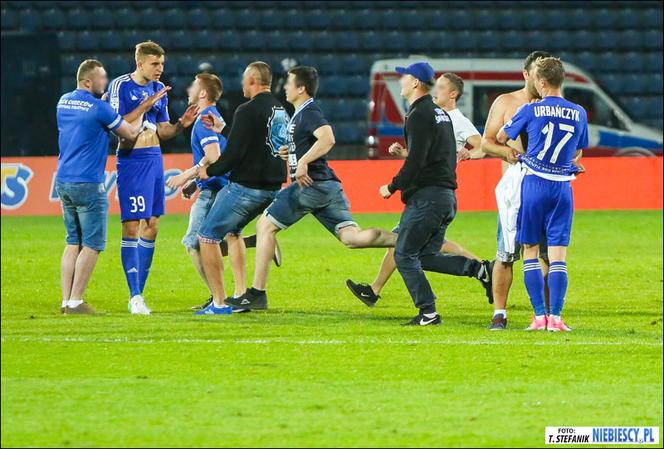 Chorzów: Zadyma na stadionie Ruchu. Kibole odpalili race i wdarli się na murawę [GALERIA]