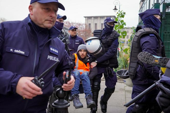 Incydent na Marszu Niepodległości w Warszawie. Aktywiści zablokowali trasę