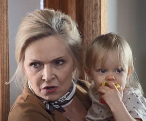 Na Wspólnej odc. 3961. Matka Anny Kolendy - Teresa Boska (Sylwia Wysocka), Ania (Kornelia Krynicka)