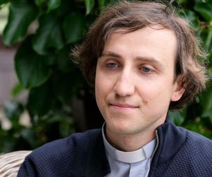 M jak miłość odc. 1825. Ksiądz Grzegorz (Paweł Janyst)