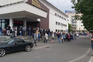 Tłumy od rana szturmują urząd dzielnicy Białołęka. Co tam się dzieje?! [ZDJĘCIA]