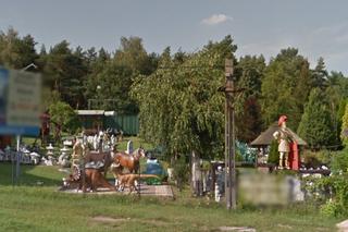 Pewien sklep z posągami ogrodowymi na drodze wylotowej z Warszawy do Wesołej