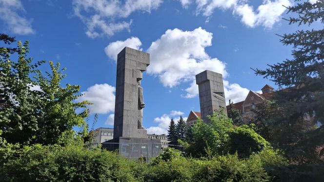 "Szubienice" w Olsztynie znów zniszczone. Sprawcy powinni wstydzić się za wandalizm i... ortografię!