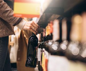 Koniec sprzedaży alkoholu na stacjach? Rząd chce zmian, branża bije na alarm 