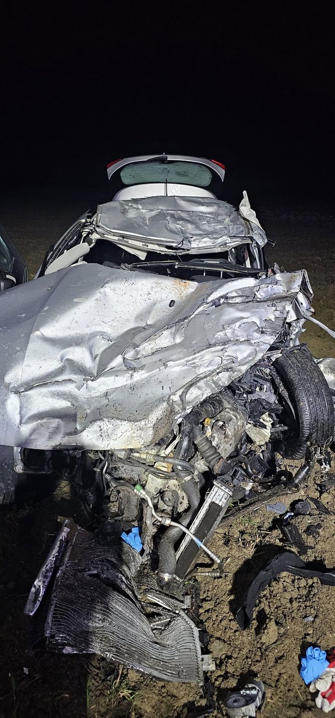 Wypadek na "szesnastce". Matka z dzieckiem w fordzie i tragiczny finał