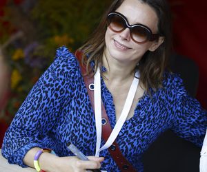 Cała na biało Maria Pakulnis szaleje z sierpem w Lubomierzu. Renata Dancewicz tym razem na spokojnie