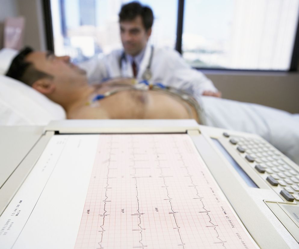 EKG robi się nawet zdrowym ludziom w ramach profilaktyki. Badanie to jest bardzo proste i można je przeprowadzić poza przychodnią czy szpitalem. Ale czy to popularne badanie serca może uchwycić wszystkie cechy i niedomagania mięśnia sercowego?