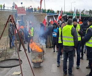 Rolnicy z woj. lubelskiego blokują drogi w regionie. Na protestującymi czuwa policja 