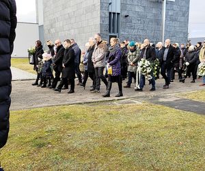 Pogrzeb tragicznie zmarłej rodziny z Namysłowa. Matka i syn spoczęli w jednym grobie. Ceremonia