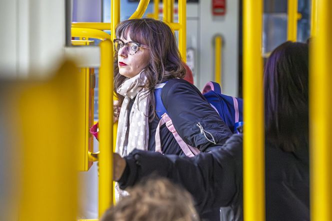 Jachira maluje się w tramwaju